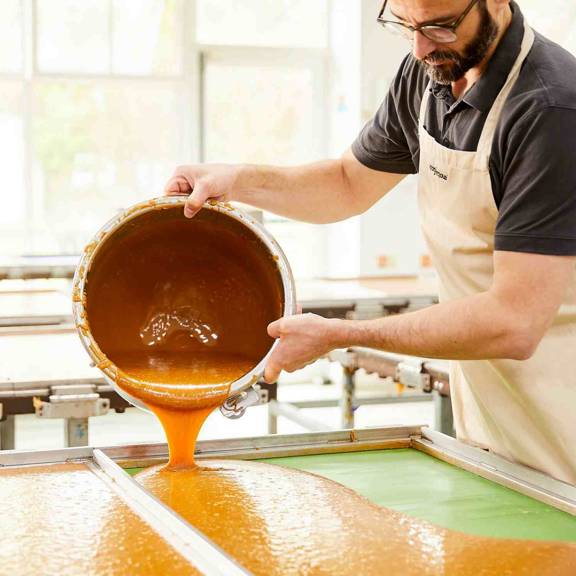 Dario Riccomini from Aldomak pouring a pot of tablet.