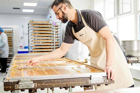 Dario Riccomini from Aldomak cutting slabs of tablet.